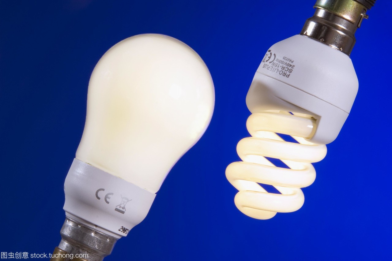 節能燈泡。兩種不同類型的緊湊型熒光燈cfl或節能燈泡,包括螺旋型左和圓形右。螺旋型為11瓦,相當于60瓦白熾燈。圓型為15瓦,相當于75瓦白熾燈。熒光燈泡比燈絲燈泡產生的熱量要少,因此更多的電能轉化為光,使它們更有效率。